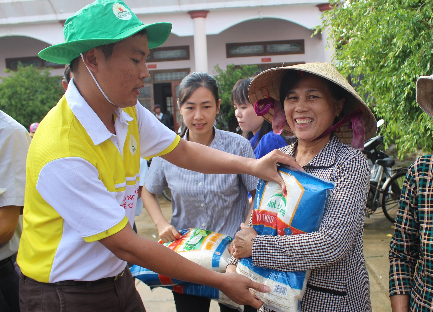 Cảm động những h&igrave;nh ảnh trao qu&agrave; cứu trợ nơi rốn lũ - Ảnh 6.