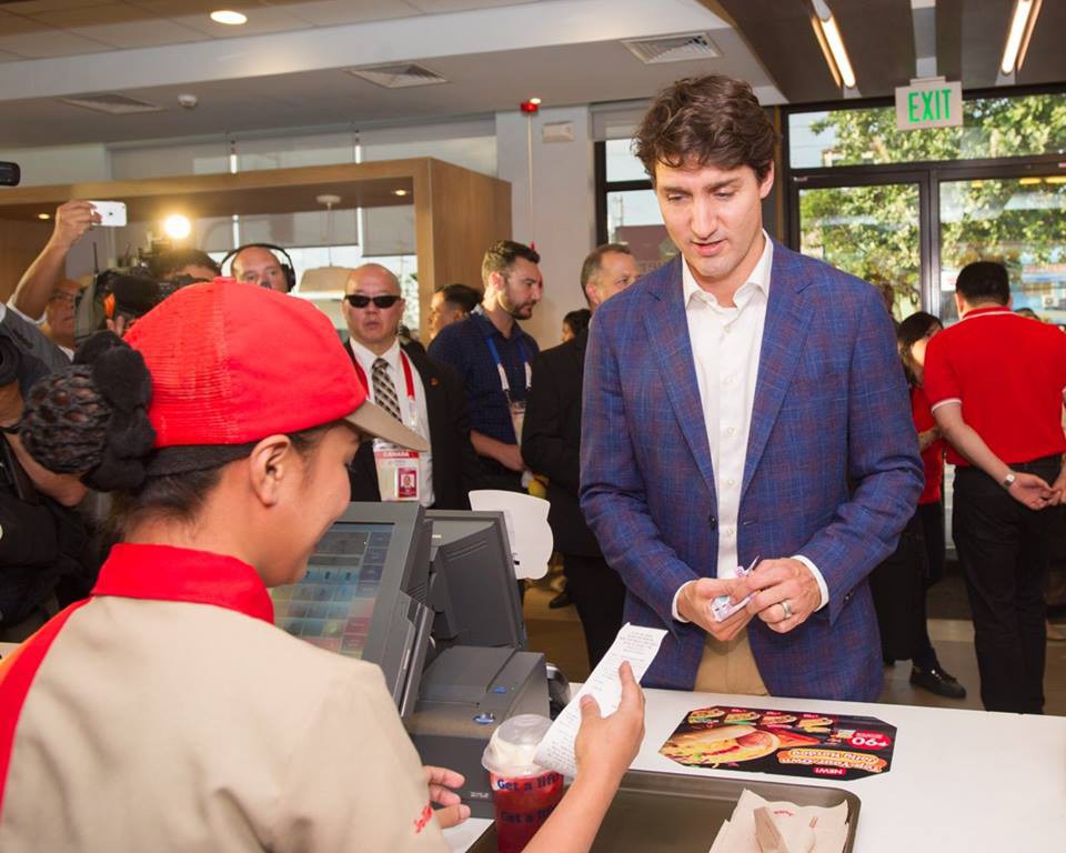 Philippines: Thủ tướng Canada gây "náo loạn" khi mua gà rán