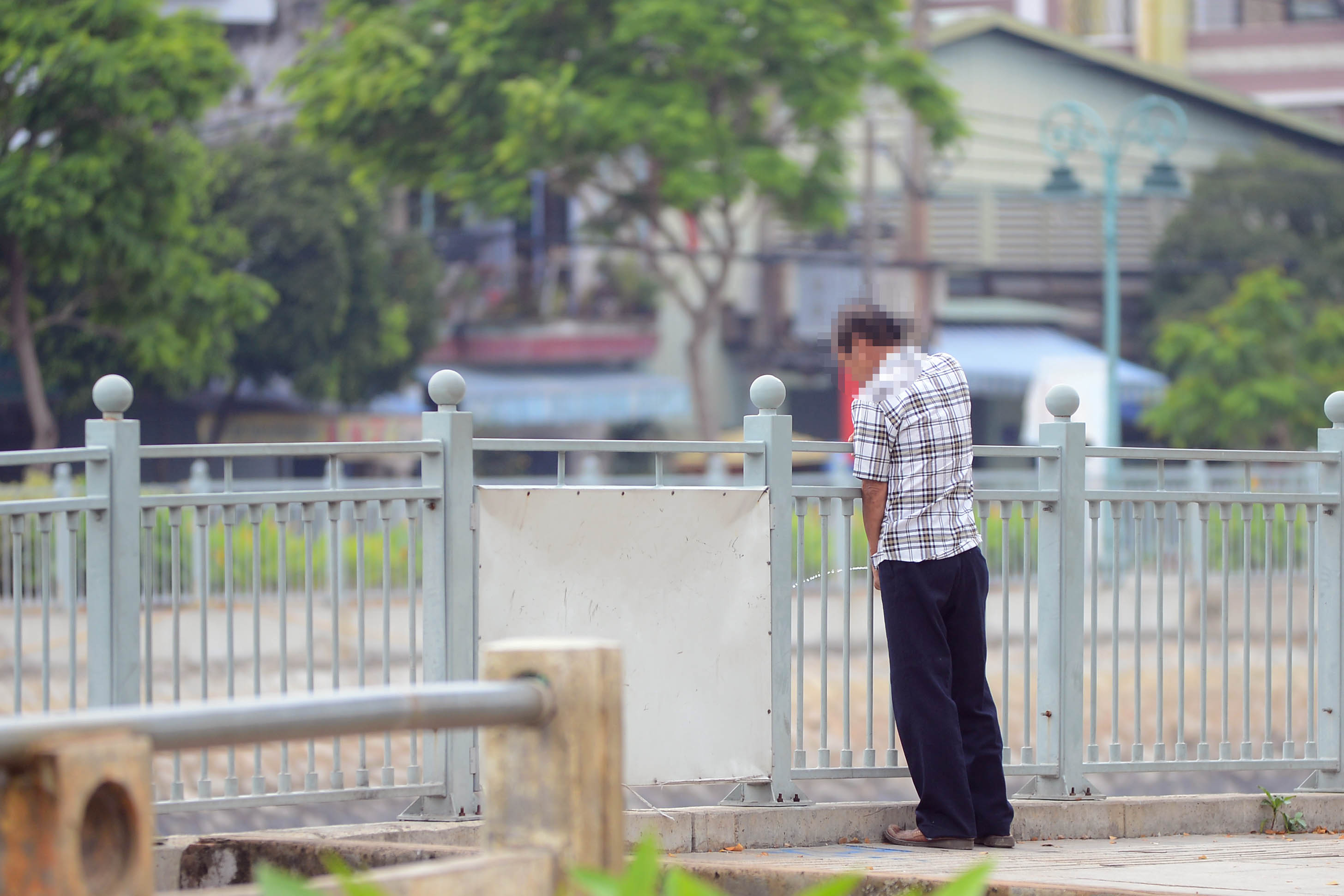 
Những nơi xa khu trung t&acirc;m như khu vực k&ecirc;nh L&ograve; Gốm, hay đường V&otilde; Văn Kiệt &hellip; kh&ocirc;ng những &ldquo;t&egrave;&rdquo; bậy m&agrave; nhiều người c&ograve;n đi vệ sinh ngay dưới những bậc thang xuống dưới k&ecirc;nh
