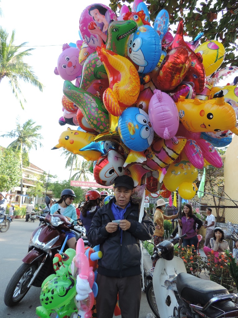 Anh Nguyễn Văn Thịnh, từ Hưng Y&ecirc;n đến Hội An, đ&atilde; 10 năm b&aacute;n bong b&oacute;ng dịp Tết nguy&ecirc;n đ&aacute;n