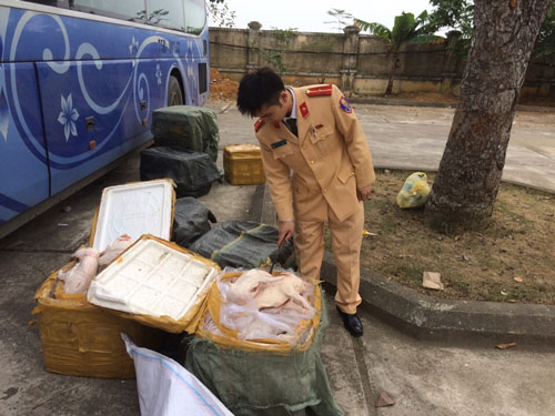 Lực lượng CSGT Thanh Hóa bắt giữ một vụ vận chuyển thực phẩm bẩn vào ngày 5-1Ảnh: THANH TUẤN