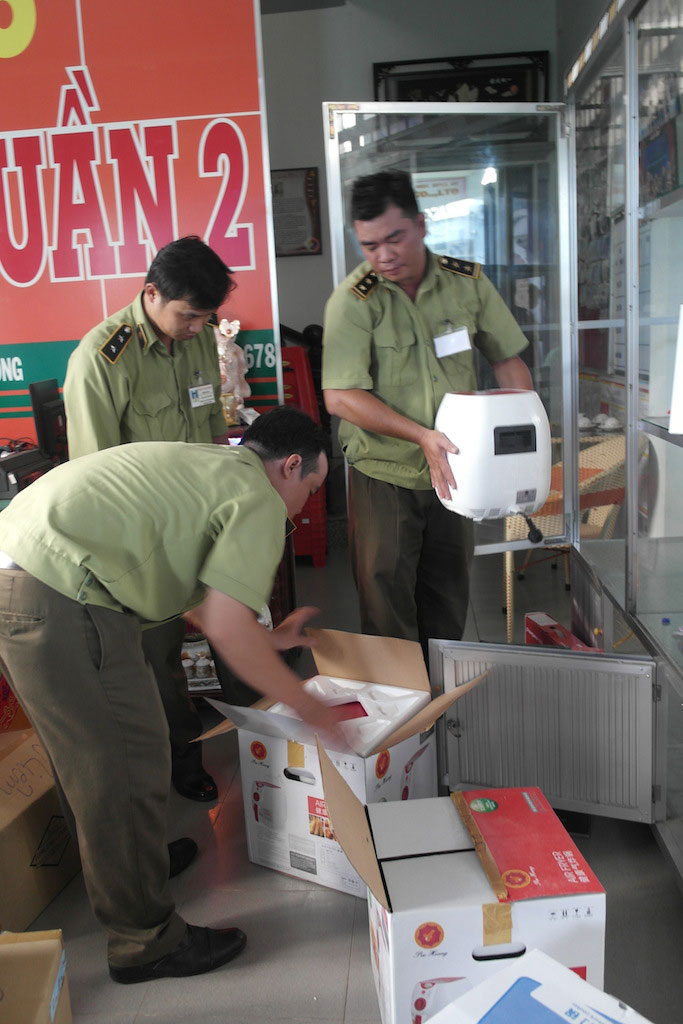 Một cơ sở b&aacute;n h&agrave;ng đa cấp của Thi&ecirc;n Ngọc Minh Uy bị QLTT tỉnh Vĩnh Long ni&ecirc;m phong h&agrave;ng h&oacute;a Ảnh: L&Ecirc; KH&Aacute;NH