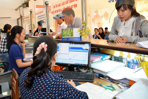 Bộ máy cứ phình to...