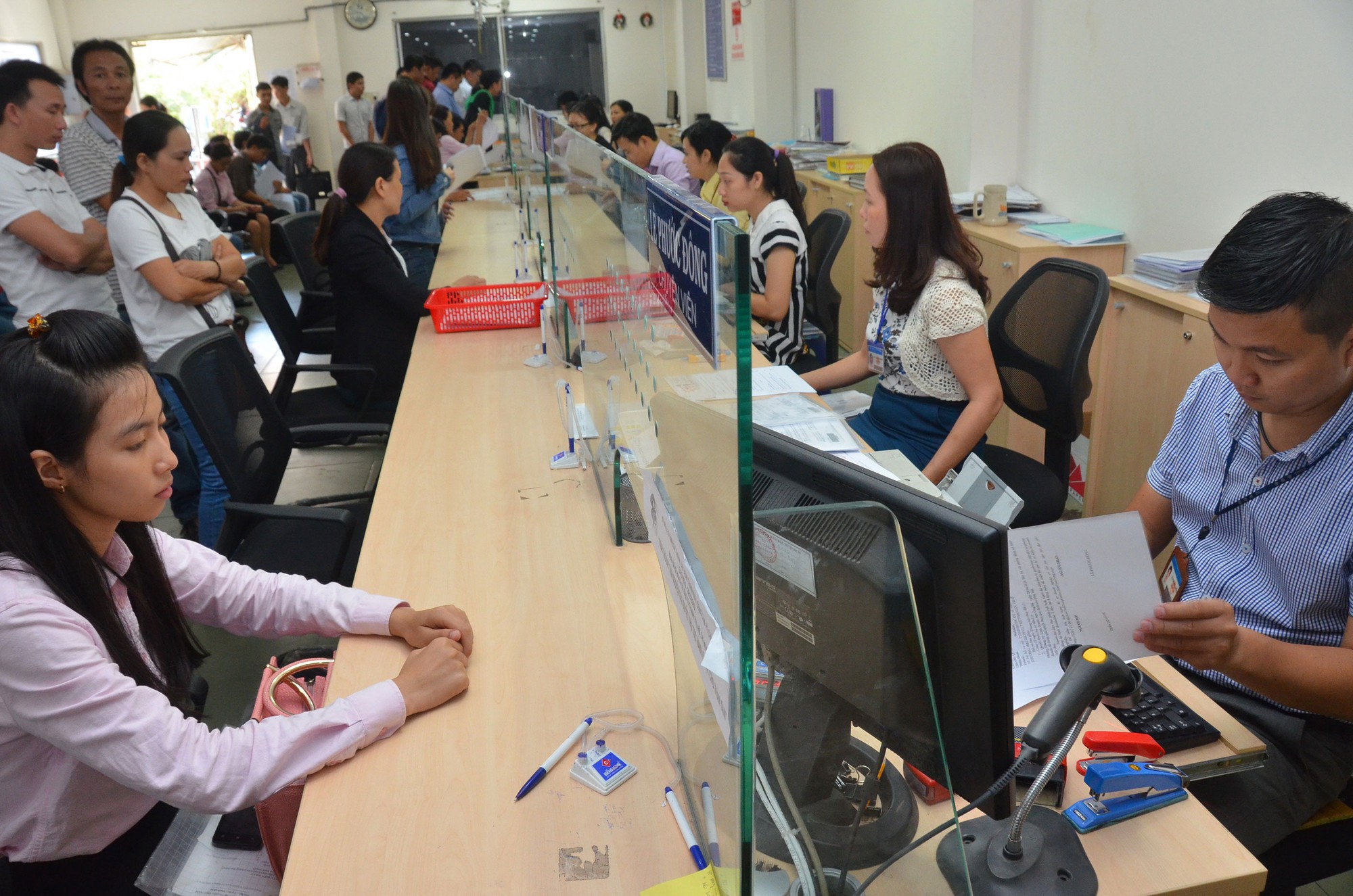 Vận động cán bộ nghỉ hưu sớm ở TP HCM: Nên có sát hạch công chức