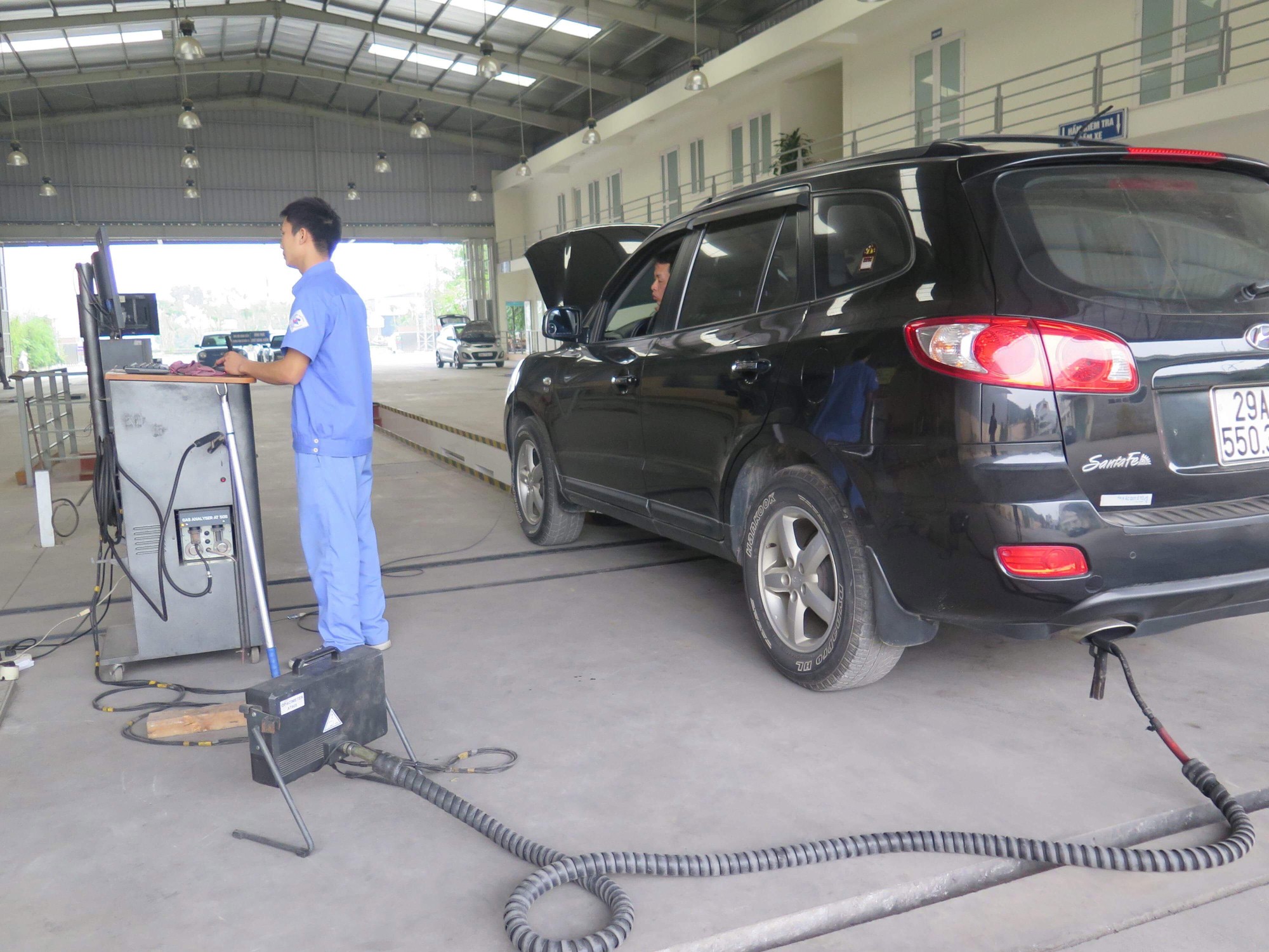 Sẽ "khóa bánh" xe quá đát