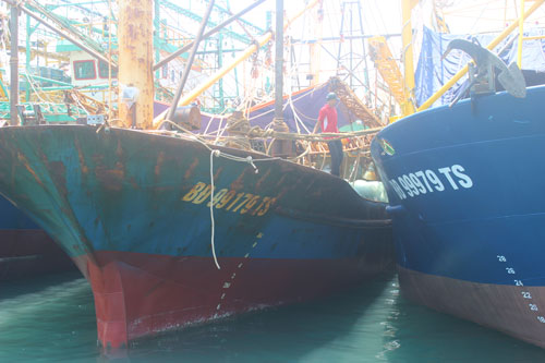 Lỗ nặng với tàu vỏ thép