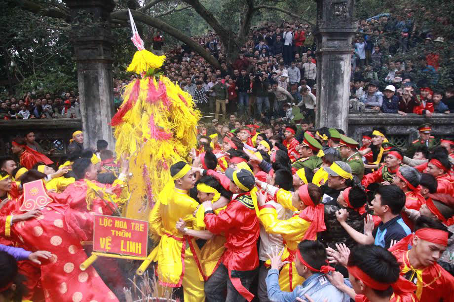 Lễ hội vẫn xô bồ
