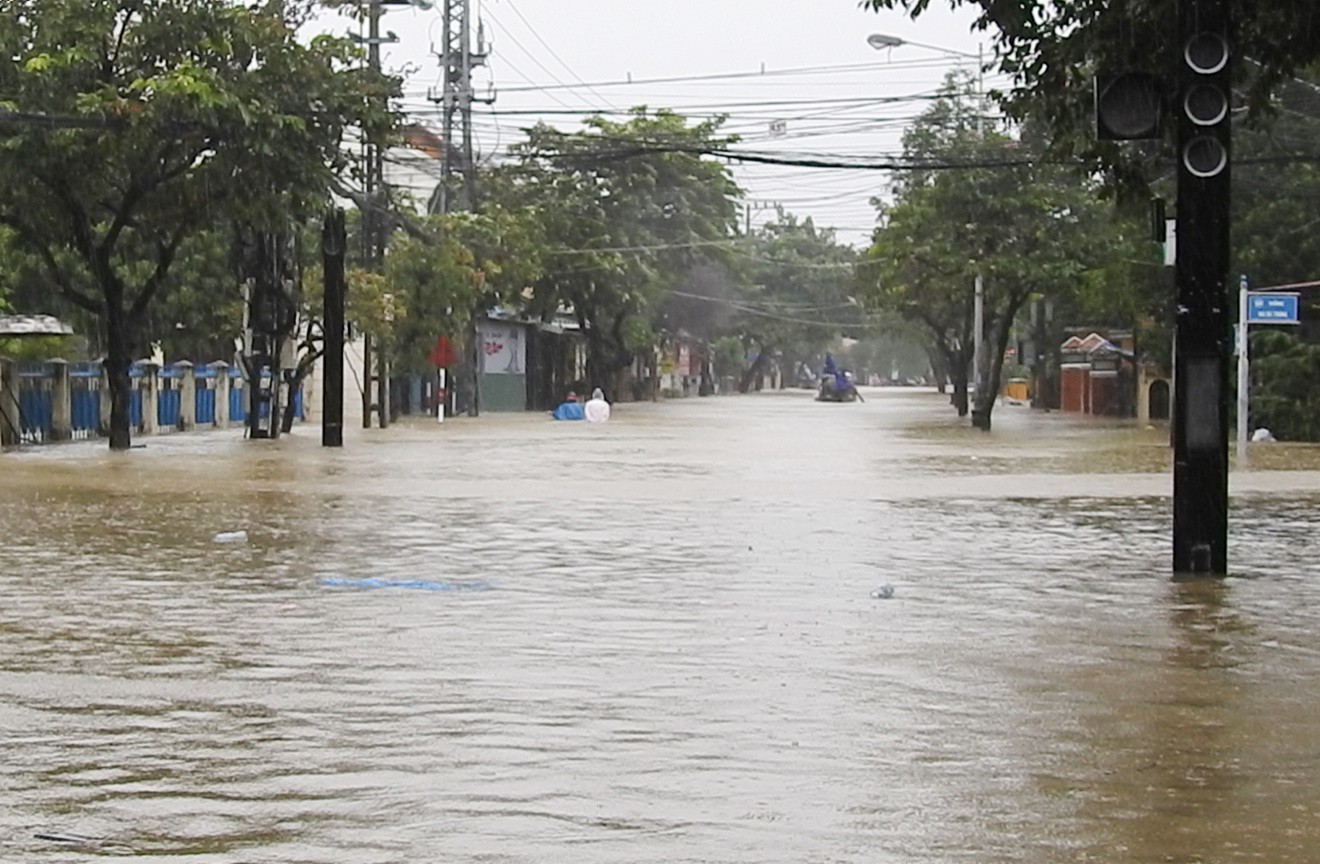Lũ vượt báo động III, Hội An chìm trong biển nước - Ảnh 5.