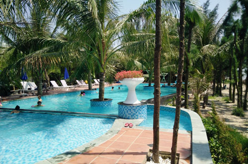 Phá rừng phòng hộ xây bể bơi trái phép