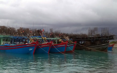 Hỗ trợ ngư dân tránh, trú bão - Ảnh 1.