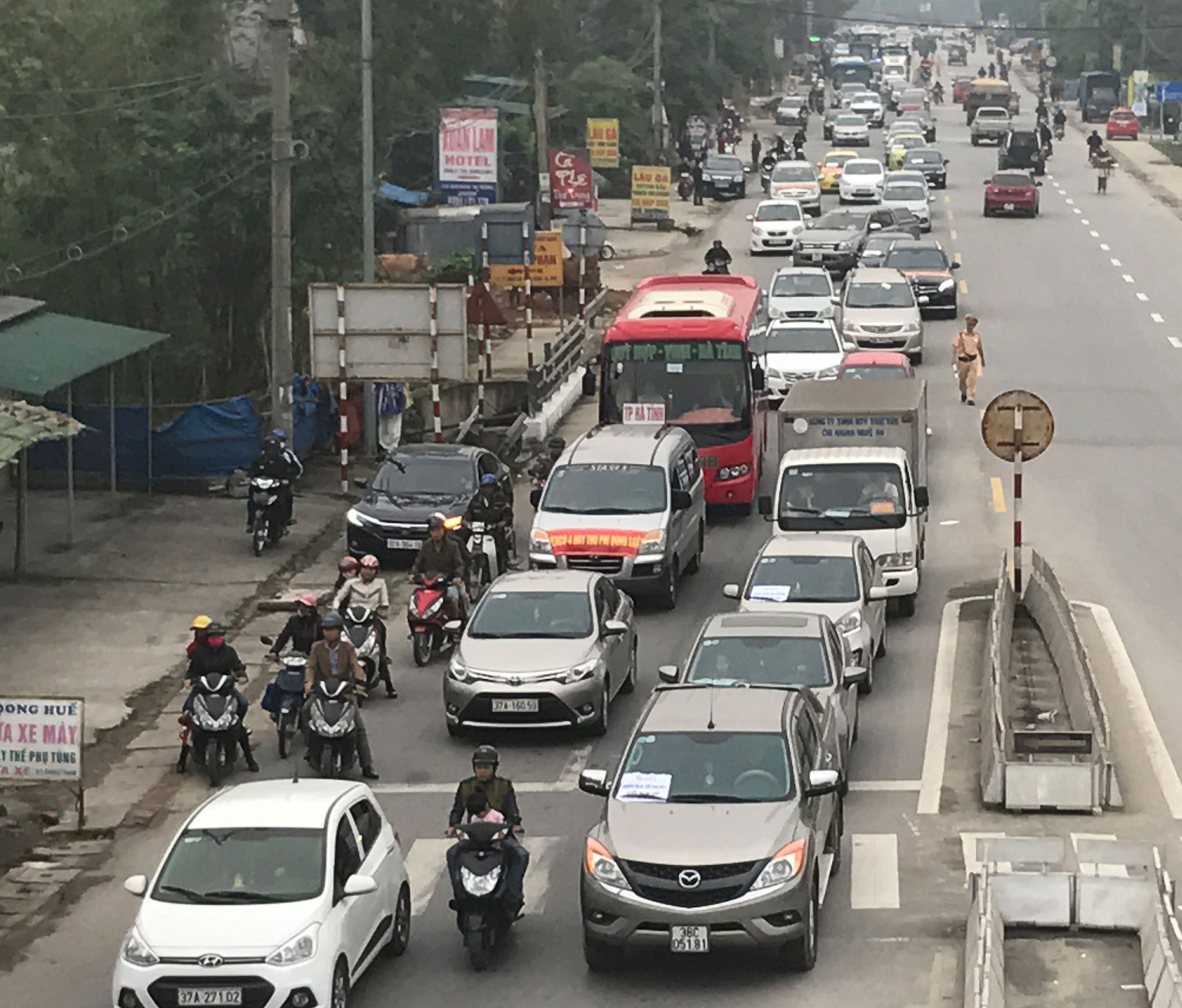 Ô tô “diễu hành” phản đối việc thu phí ở cầu Bến Thủy 1