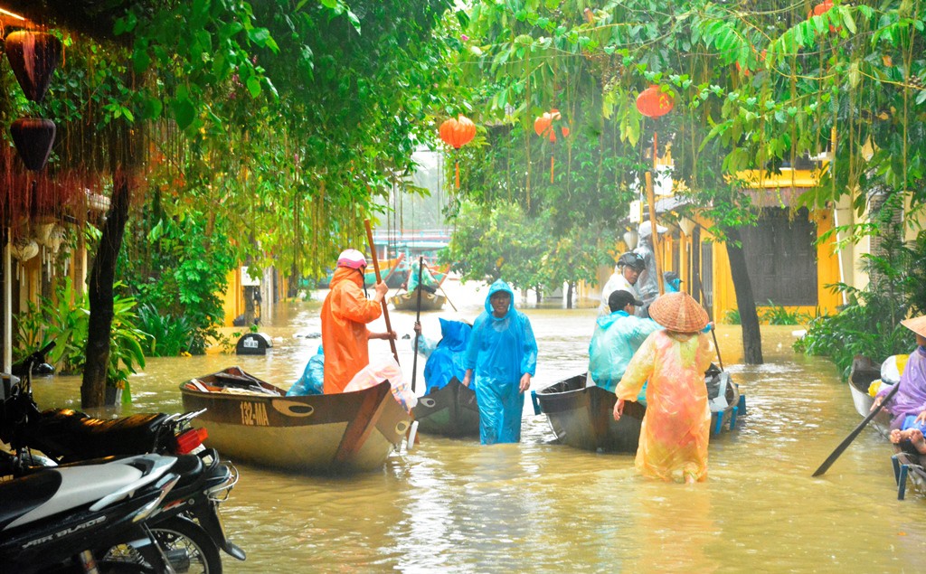 L&agrave;ng mạc Quảng Nam ngập ch&igrave;m trong nước, thủy điện vẫn xả lũ - Ảnh 2.