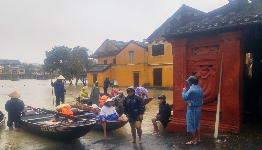 L&agrave;ng mạc Quảng Nam ngập ch&igrave;m trong nước, thủy điện vẫn xả lũ - Ảnh 3.