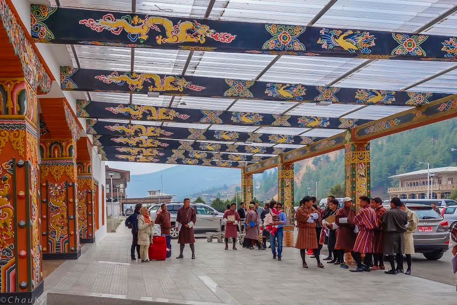 
S&acirc;n bay Bhutan với kiến tr&uacute;c đặc trưng, sảnh đ&oacute;n gần gủi th&acirc;n thiện, kh&ocirc;ng nhiều người, rất trật tự v&agrave; thoải m&aacute;i.
