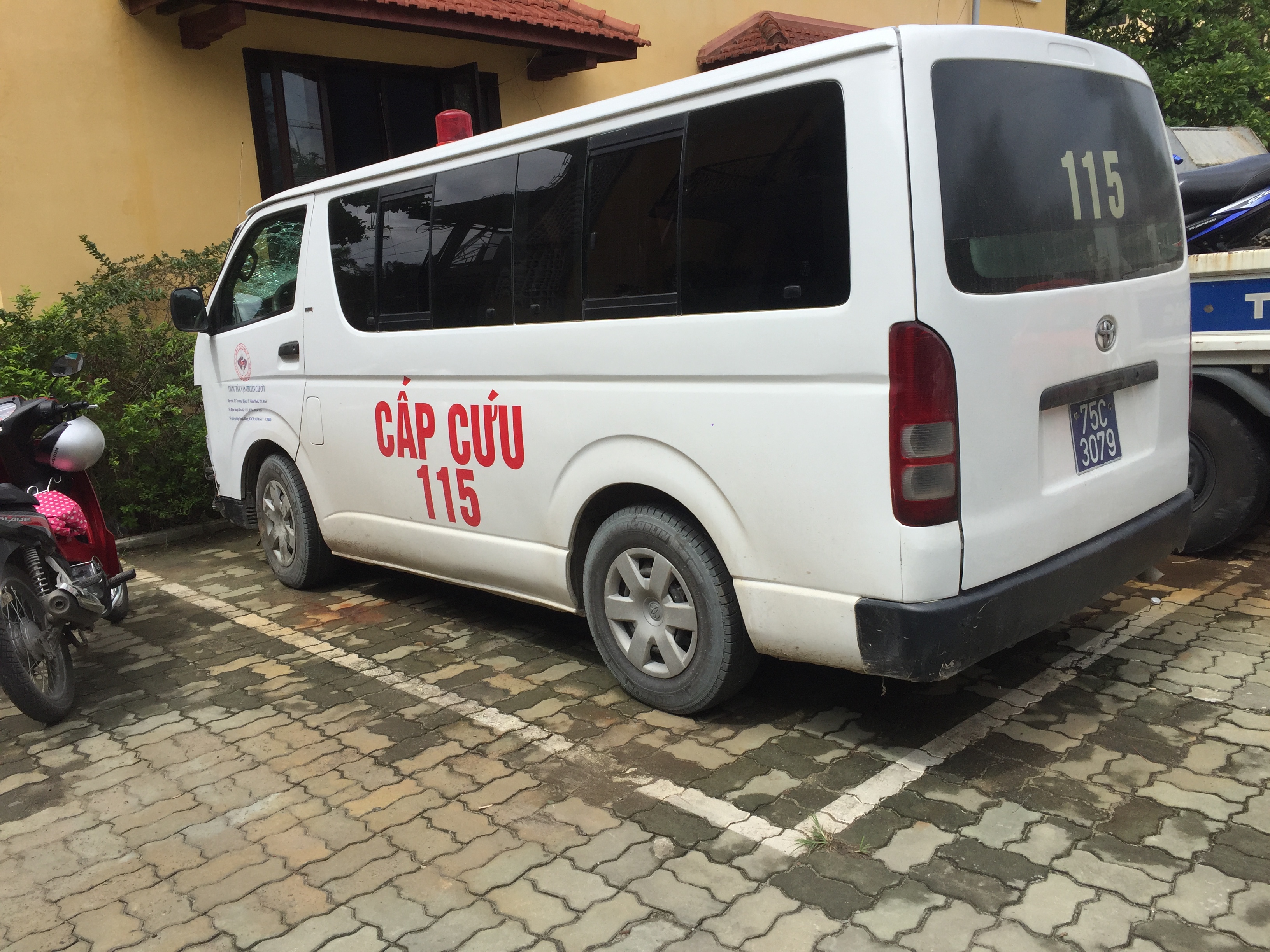 Xe cứu thương tông chết người - Ảnh 1.
