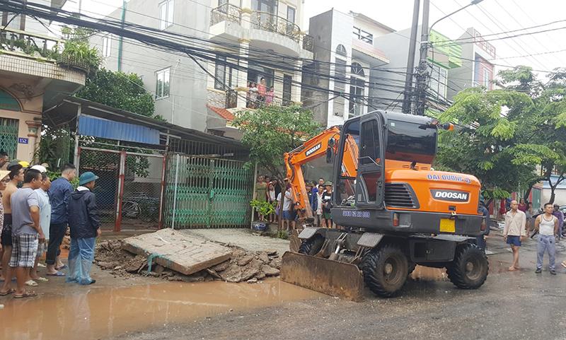 Học sinh bước hụt ch&acirc;n xuống cống tho&aacute;t nước tử vong - Ảnh 1.
