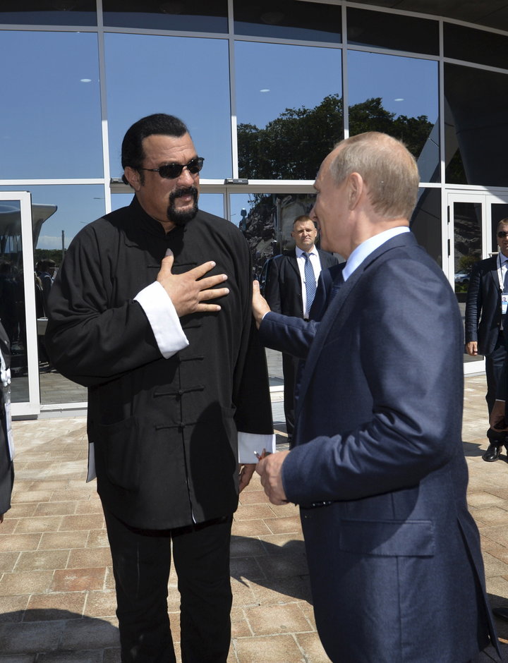 Chơi th&acirc;n với Putin, t&agrave;i tử Steven Seagal bị Ukraine cấm cửa - Ảnh 2.