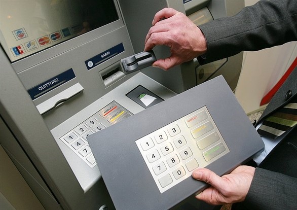 Lật tẩy chiêu trò đánh cắp tiền từ ATM ở TP HCM