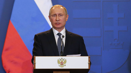 
Tổng thống Vladimir Putin tố Ukraine giả l&agrave;m nạn nh&acirc;n để v&ograve;i tiền. Ảnh: RT
