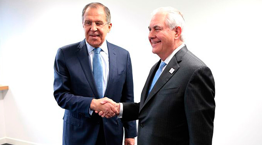 
Ngoại trưởng Nga Lavrov (tr&aacute;i) bắt tay với người đồng cấp Mỹ Tillerson. Ảnh: RT
