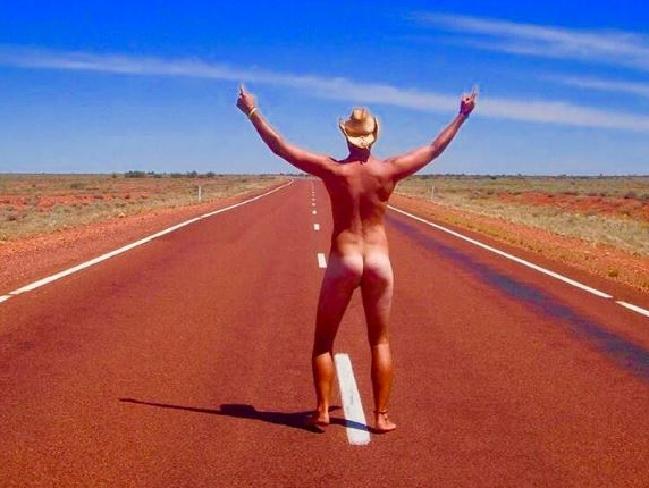 Một trong số những bức ảnh tr&ecirc;n trang Get Naked Australia. Trong ảnh l&agrave; một anh ch&agrave;ng tr&ecirc;n đường cao tốc Stuart ở v&ugrave;ng L&atilde;nh thổ ph&iacute;a Bắc của &Uacute;c. Ảnh: Instagram