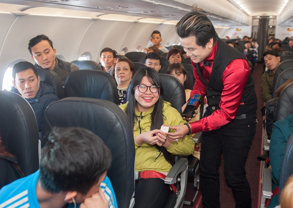 Hành khách bất ngờ được tặng vàng trên máy bay Vietjet