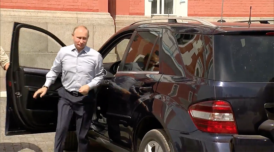 Vị khách bí ẩn trong xe của ông Putin