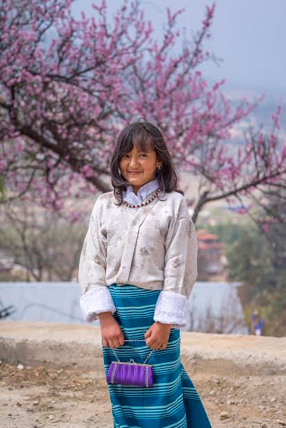 
Khu&ocirc;n mặt đặc trưng của một b&eacute; g&aacute;i Bhutan, thật duy&ecirc;n d&aacute;ng v&agrave; xinh gh&ecirc;
