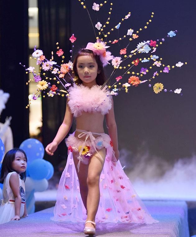 Bị chỉ tr&iacute;ch v&igrave; để mẫu nh&iacute; tr&igrave;nh diễn nội y - Ảnh 2.