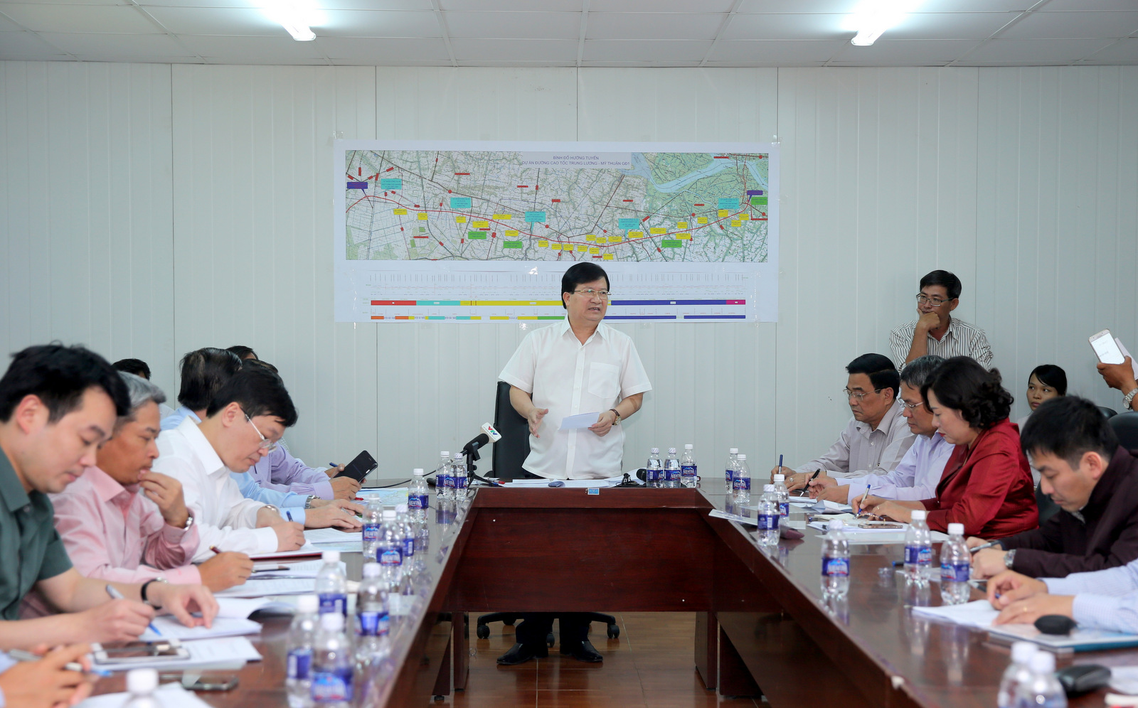 Tại buổi làm việc sau đó ở Tiền Giang, Phó Thủ tướng Trịnh Đình Dũng yêu cầu phải nâng tiến độ thi công để năm 2019 phải hoàn thành tuyến cao tốc Trung Lương- Cần Thơ. Ảnh: XUÂN TUYẾN