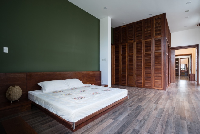 Thiết kế chung giản dị nhưng từng chi tiết của nhà đều được làm tỉ mỉ, cầu kỳ, đặc biệt là các món đồ gỗ. Hệ tủ kệ gợi nhớ tới những cánh cửa chớp quen thuộc trong kiến trúc Việt.