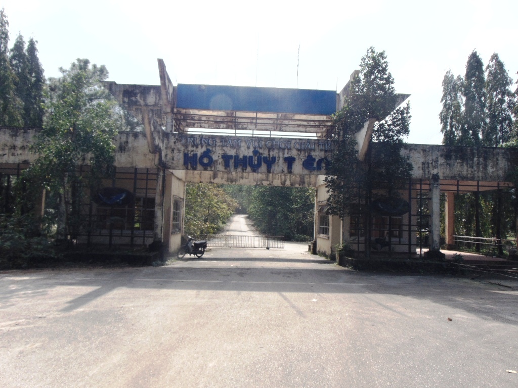 Cổng vào công viên Hồ Thủy Tiên.