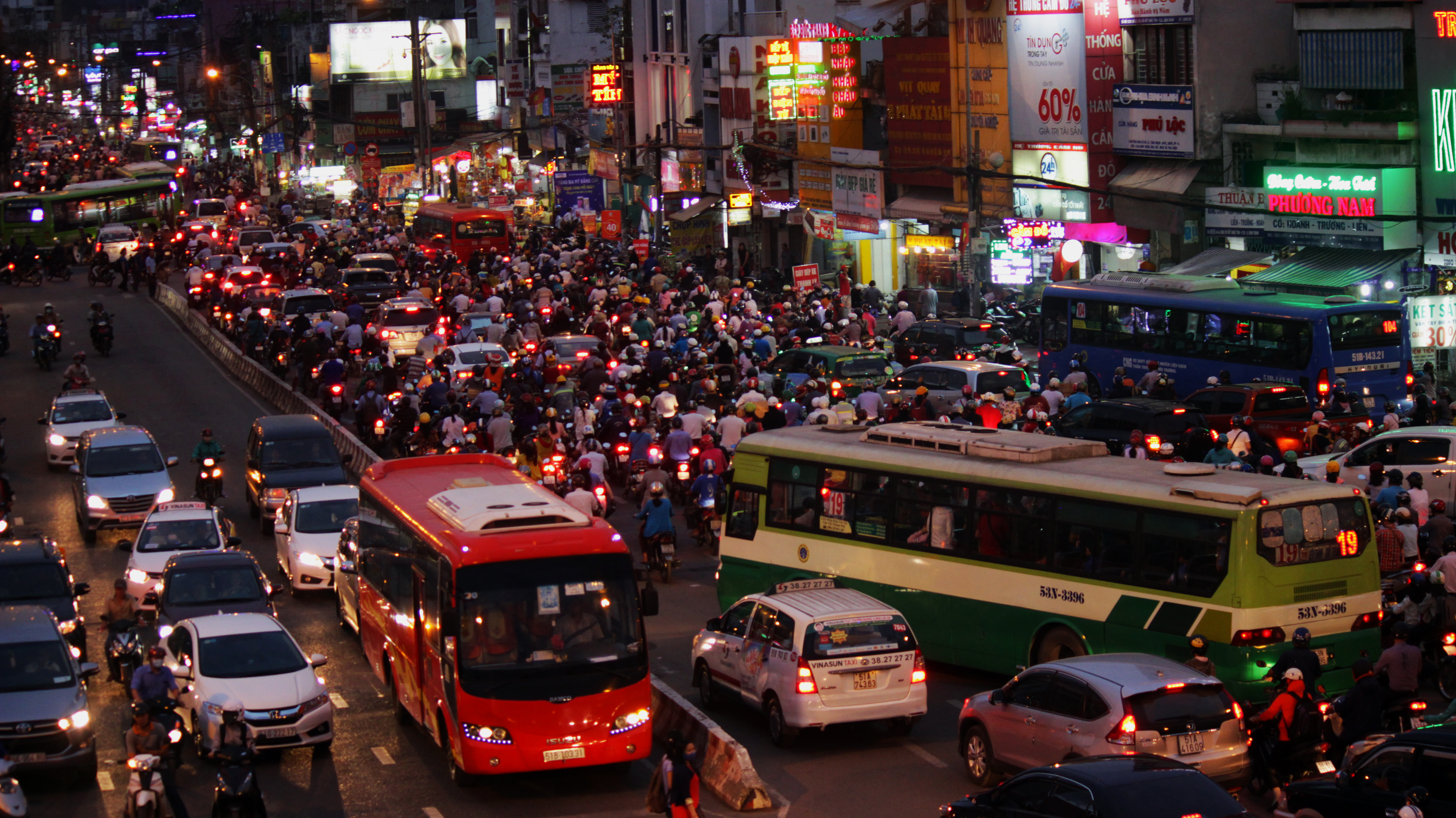 
Khoảng 18 giờ 30, phương ti&ecirc;̣n giao th&ocirc;ng đ&ocirc;̉ v&ecirc;̀ đường X&ocirc; Vi&ecirc;́t Ngh&ecirc;̣ Tĩnh (qu&acirc;̣n Bình Thạnh) v&acirc;̃n đ&ocirc;ng đúc, l&ocirc;̣n x&ocirc;̣n khi&ecirc;́n vi&ecirc;̣c lưu th&ocirc;ng v&acirc;̃n h&ecirc;́t sức khó khăn.
