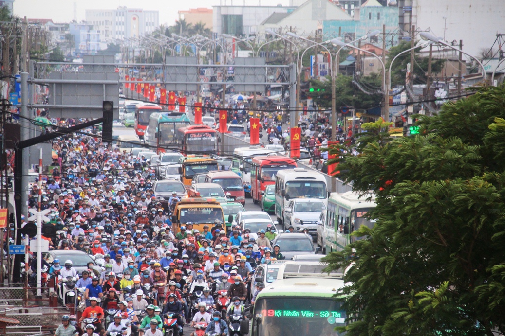 Ùn ứ tại TP HCM vì nhiều người ăn tết dài hơi