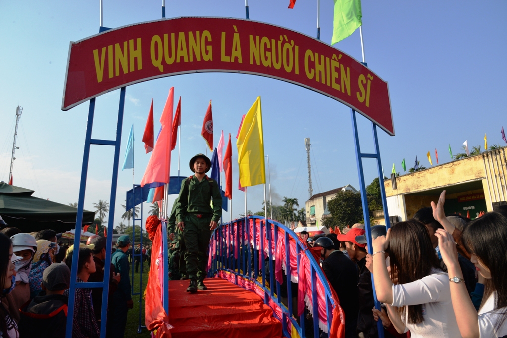Hơn 2.400 thanh niên Quảng Ngãi lên đường nhập ngũ. Ảnh: Tử Trực