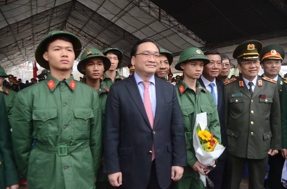 
B&iacute; thư Th&agrave;nh ủy H&agrave; Nội Ho&agrave;ng Trung Hải đến dự Lễ t&ograve;ng qu&acirc;n tại Cung thể thao Quần Ngựa động vi&ecirc;n c&aacute;c t&acirc;n binh

 
