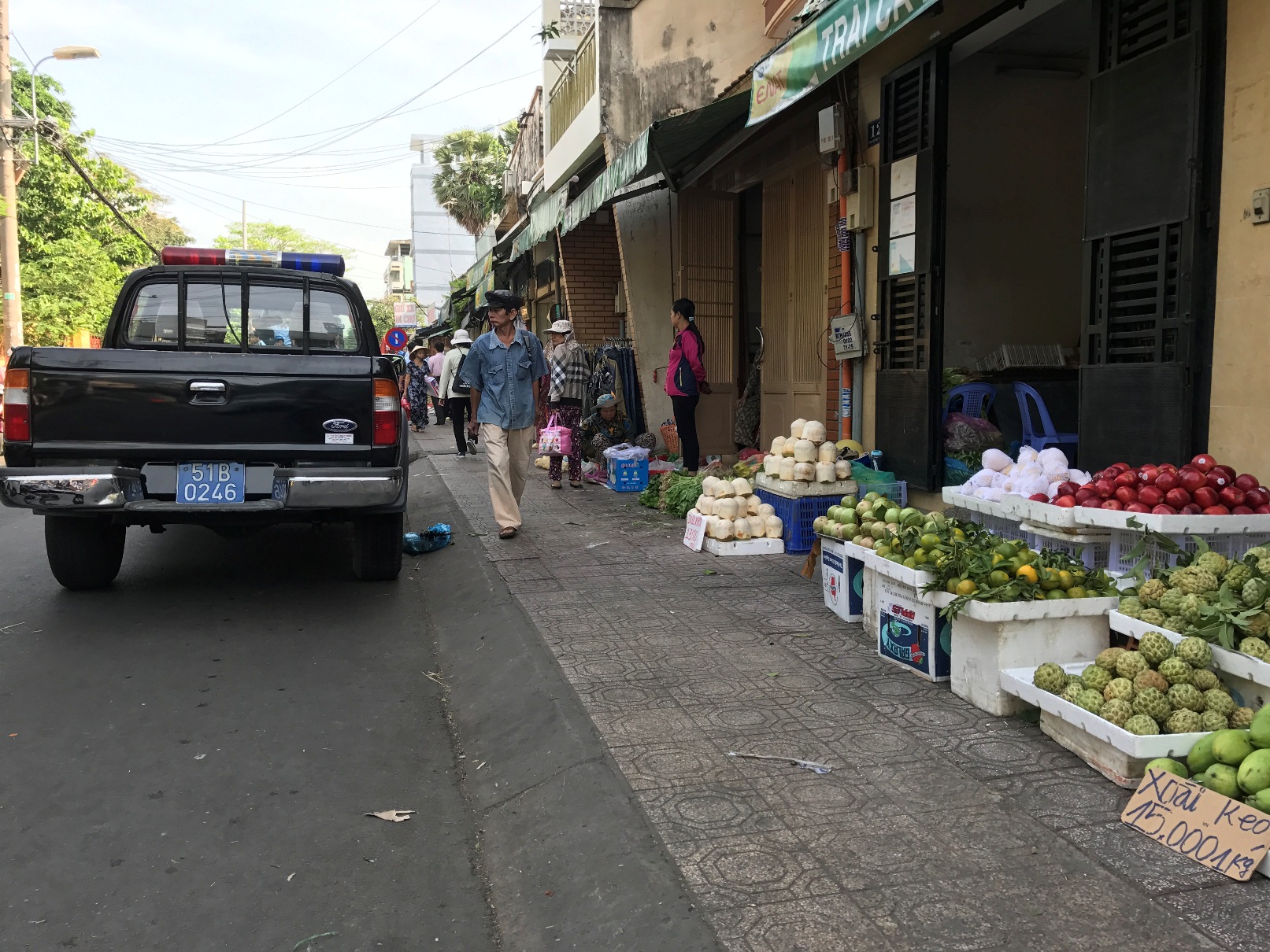 Quang cảnh trên đường Trịnh Hoài Đức sau khi được lực lượng chức năng đến kiểm tra, xử lý