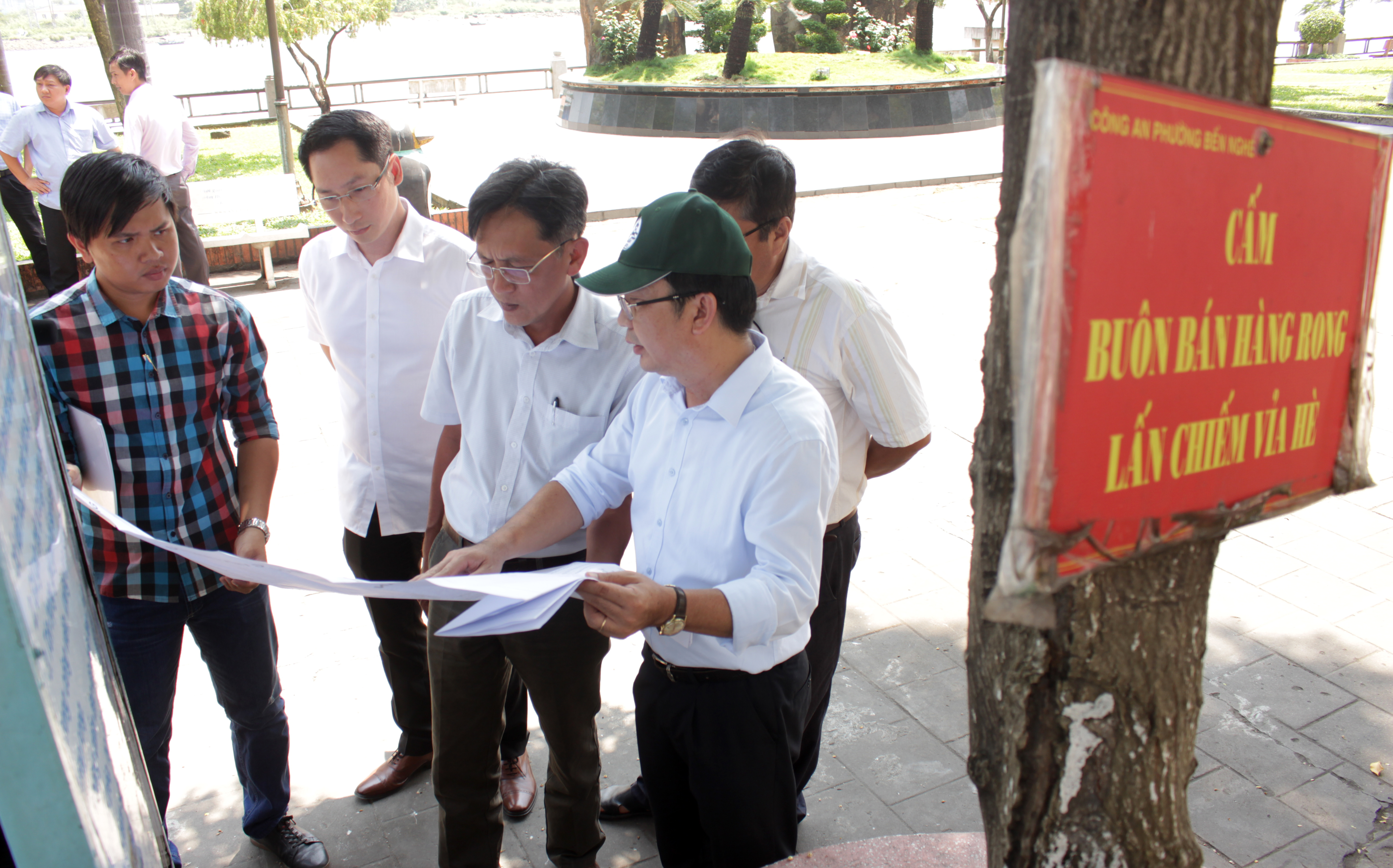 &Ocirc;ng Thuận cho biết UBND quận 1 sẽ b&aacute;o c&aacute;o UBND TP HCM về đề &aacute;n chợ phi&ecirc;n cuối tuần v&agrave; phố ẩm thực để TP ph&ecirc; duyệt, triển khai x&acirc;y dựng.