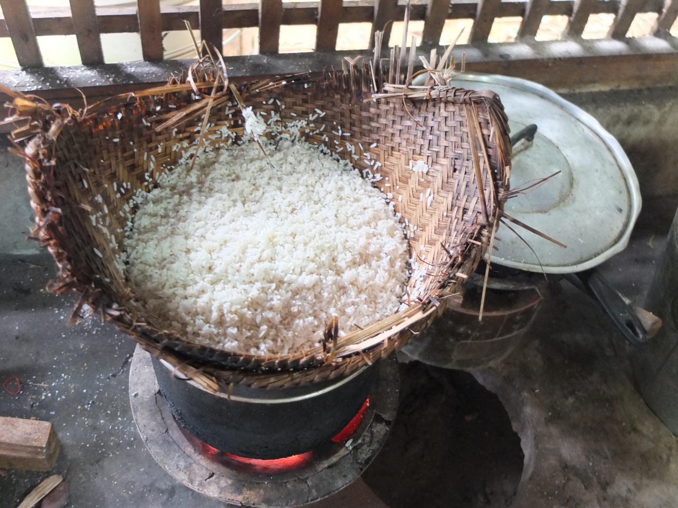 
Hạt cơm nếp c&oacute; vẻ kh&ocirc; nhưng kh&ocirc;ng cứng m&agrave; rất dẻo, b&ugrave;i
