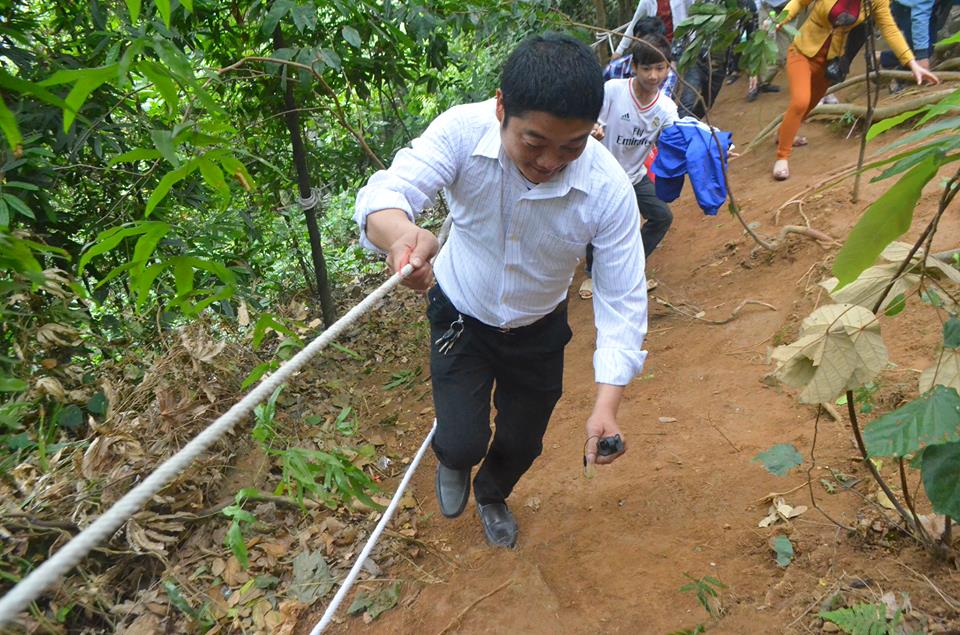 Du khách còn đu dây thừng để di chuyển lên các đền trên núi Nghĩa Lĩnh