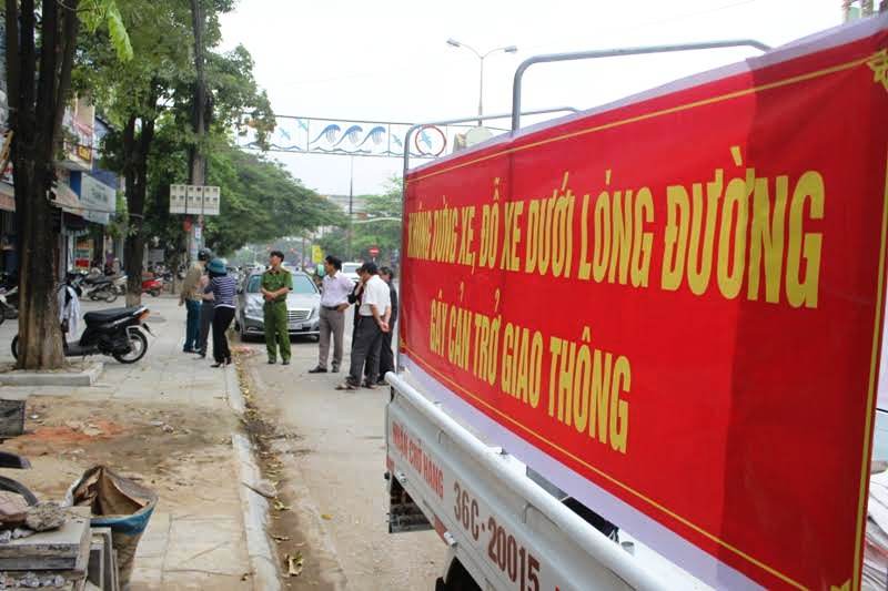 
Lực lượng chức năng phường Ba Đ&igrave;nh đang chỉ đạo th&aacute;o dỡ bảng biển lấn chiếm vỉa h&egrave; tr&ecirc;n đường Trần Ph&uacute;
