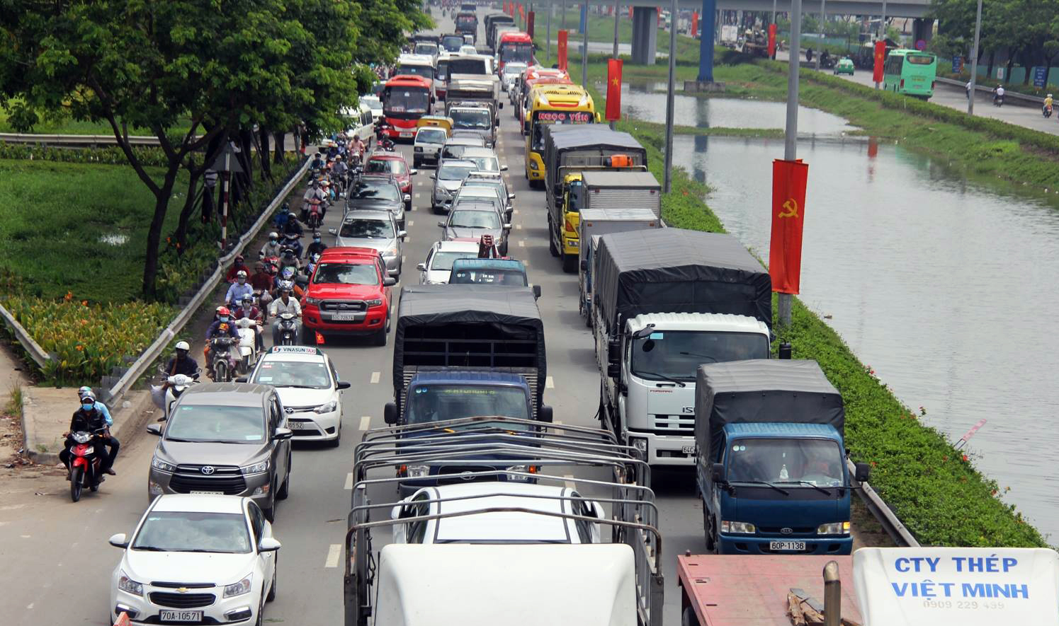 Xe &ocirc; t&ocirc; kẹt cứng tr&ecirc;n quốc lộ 1 hướng về c&aacute;c tỉnh miền T&acirc;y.