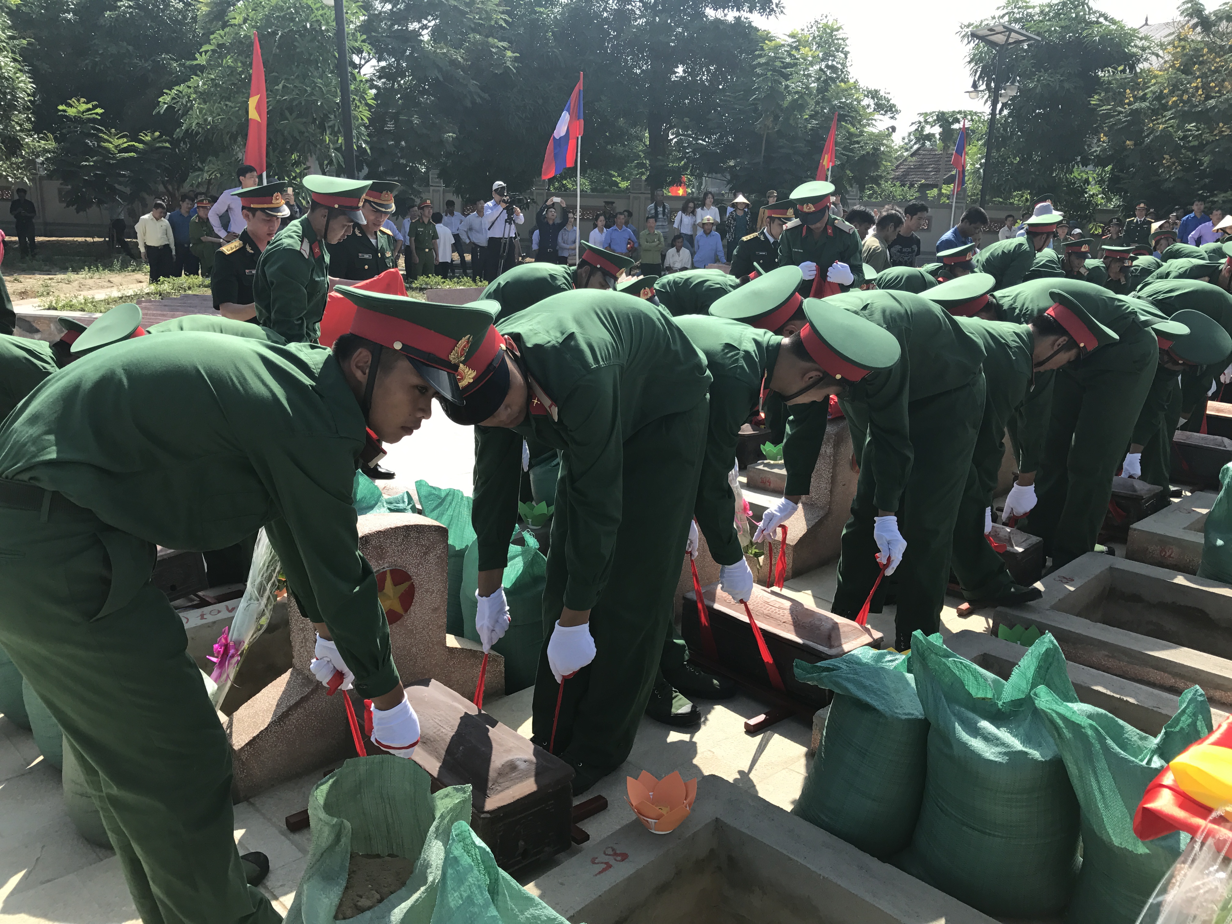 Đ&oacute;n c&aacute;c liệt sĩ về với Tổ quốc sau 40 năm xa c&aacute;ch - Ảnh 12.