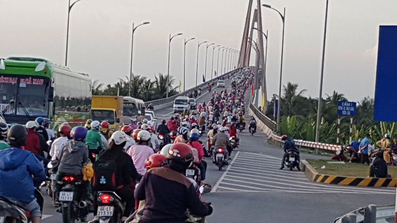 Kẹt xe kinh ho&agrave;ng ở trạm thu ph&iacute; Rạch Miễu - Ảnh 6.