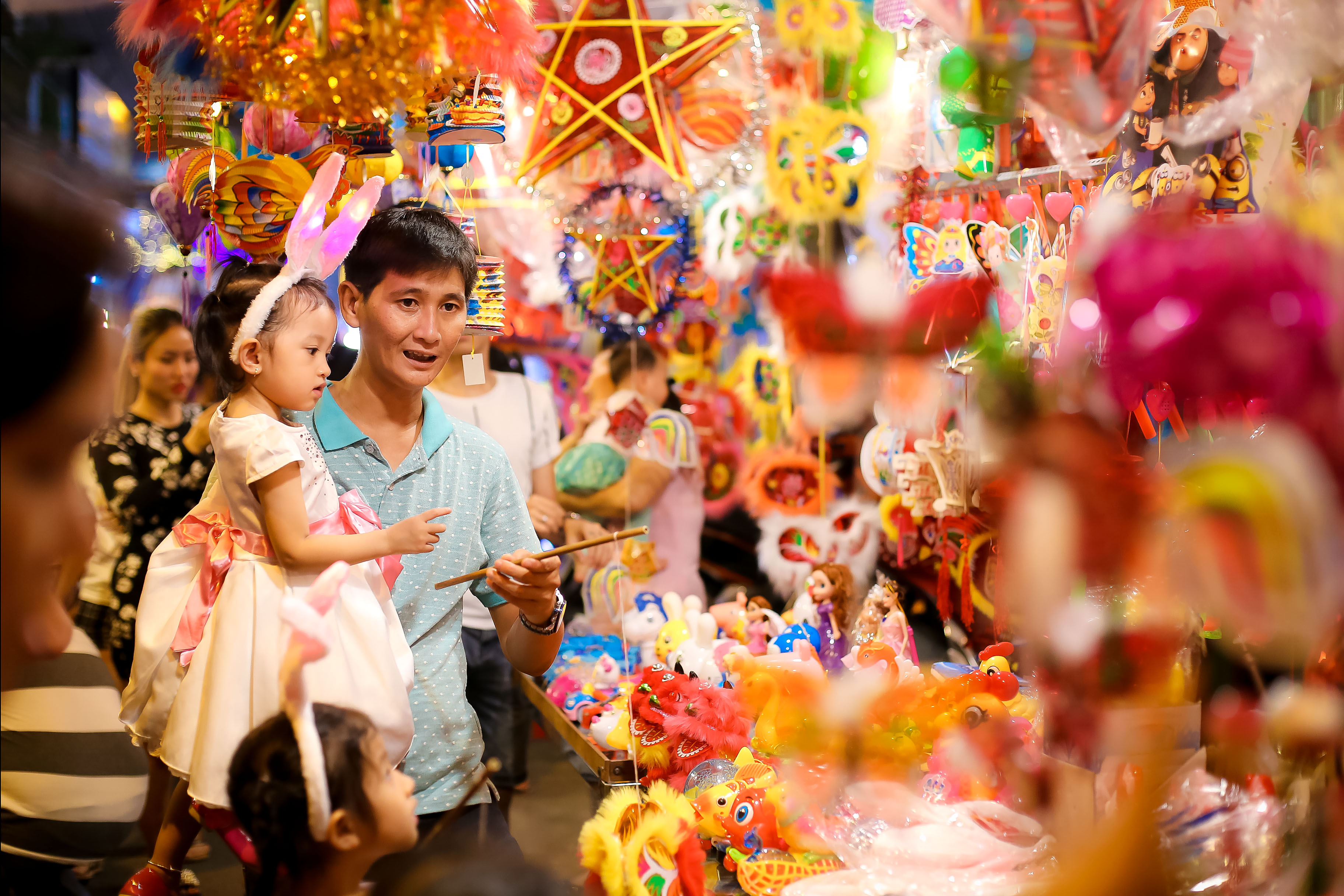 &Ugrave;n &ugrave;n đổ về phố lồng đ&egrave;n Lương Nhữ Học - Ảnh 2.