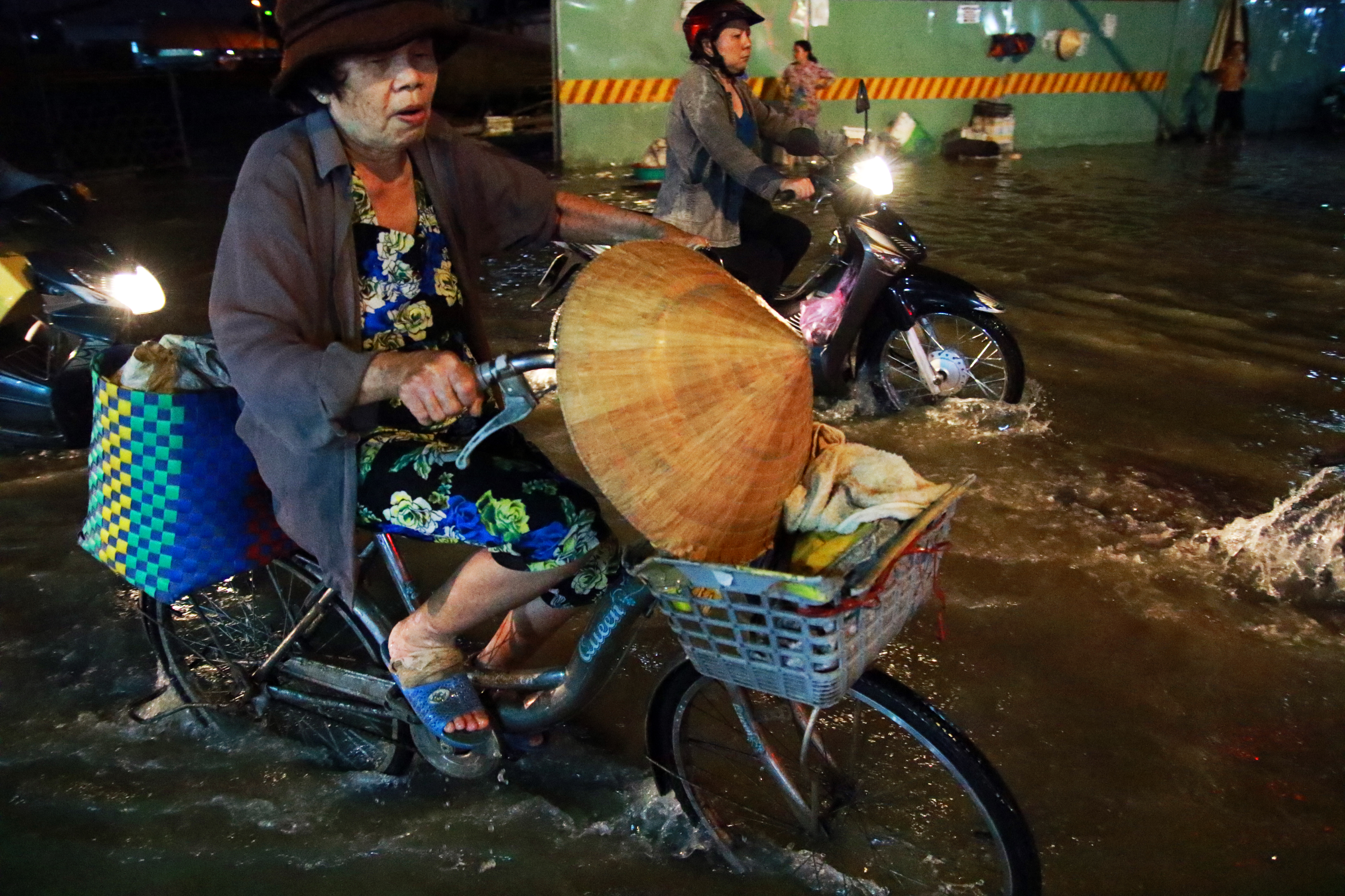 S&agrave;i G&ograve;n hụp lặn trong nước ngập đ&ecirc;m đầu tuần - Ảnh 12.