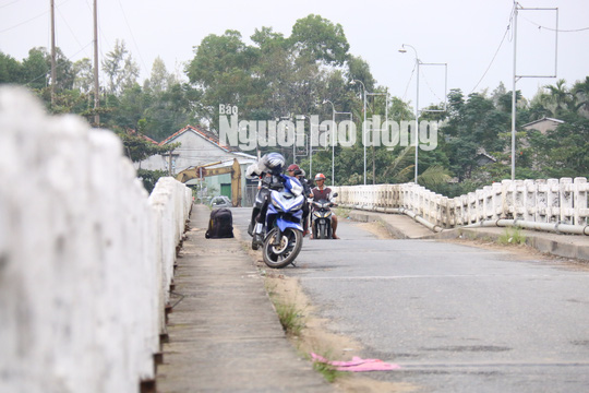 Hàng ngàn người liều mình lưu thông qua cây cầu sắp sập - Ảnh 10.