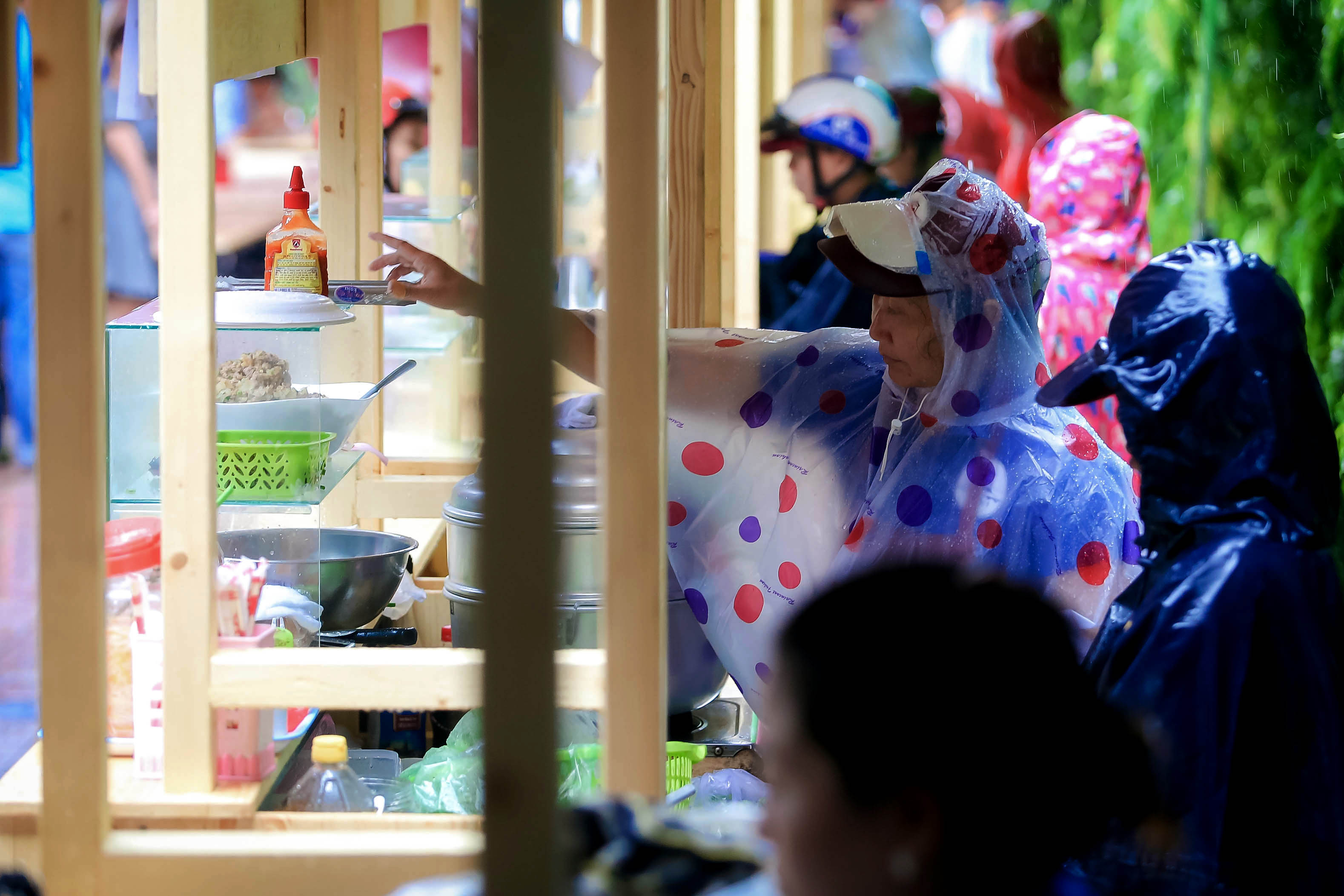 Hàng trăm người đội mưa đến phố hàng rong Bách Tùng Diệp - Ảnh 10.