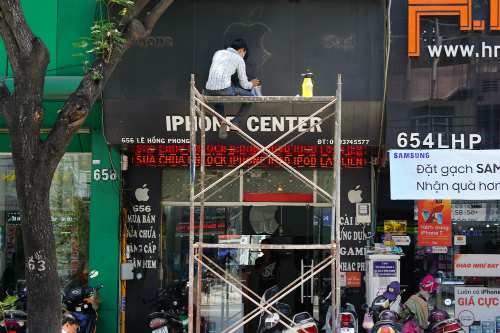 Một cửa h&agrave;ng tr&ecirc;n đường L&ecirc; Hồng Phong, quận 10 th&aacute;o bỏ logo Apple s&aacute;ng 14-4. Ảnh: Viễn Th&ocirc;ng