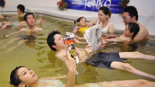 
Tắm muối biển Chết 

Tại khu vực Dead Sea spa, du kh&aacute;ch sẽ được ng&acirc;m m&igrave;nh trong loại muối kho&aacute;ng đặc biệt lấy từ biển Chết ở Trung Đ&ocirc;ng. Loại muối n&agrave;y gi&uacute;p l&agrave;n da tươi trẻ, mịn m&agrave;ng. Đặc biệt bạn c&oacute; thể vừa thả nổi người trong nước vừa thư gi&atilde;n đọc s&aacute;ch. Ảnh: Amusing Planet.
